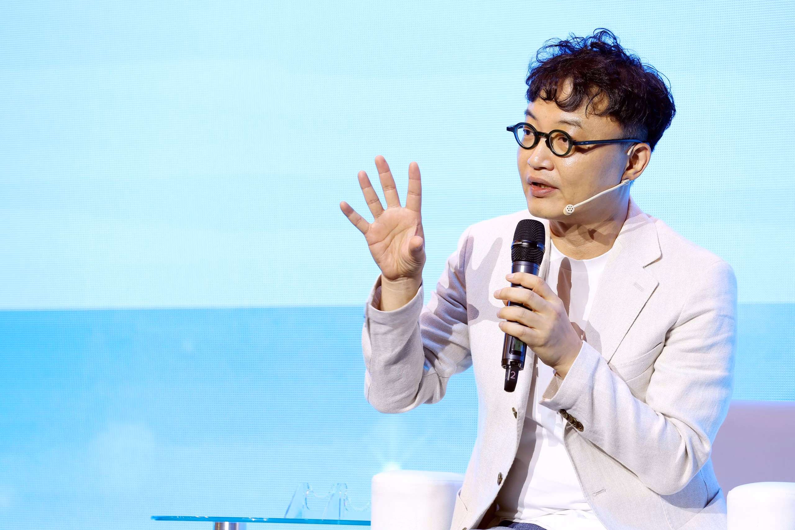 Dr Hyoung Moon Kim speaking on stage at a medical conference
