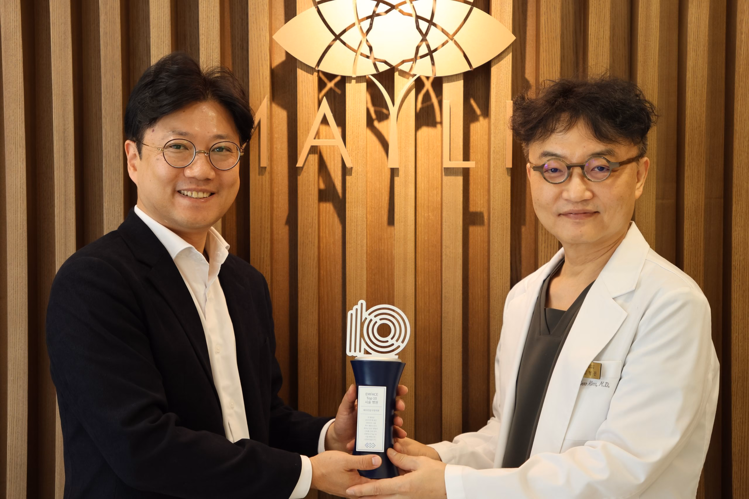 Dr Hyoung Moon Kim receiving a commemorative plaque